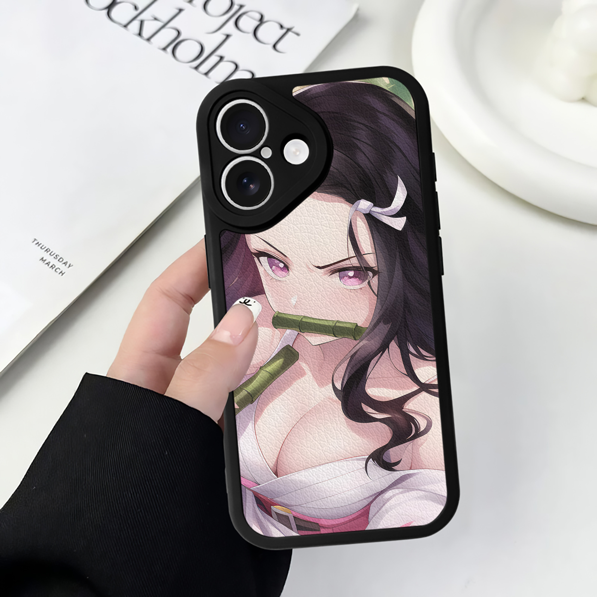 （画像用） 鬼滅の刃（きめつのやいば）竈門 禰󠄀豆子／かまど ねずこ Kamado Nezuko 【iPhone 16シリーズ対応】シリコンスマホケース（レザー調） 材質：シリコン